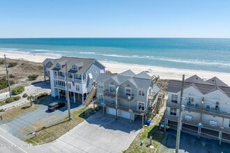 Building Photo - 3994 Island Dr