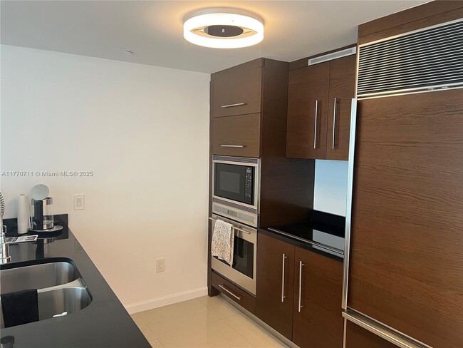 Building Photo - 475 Brickell Ave