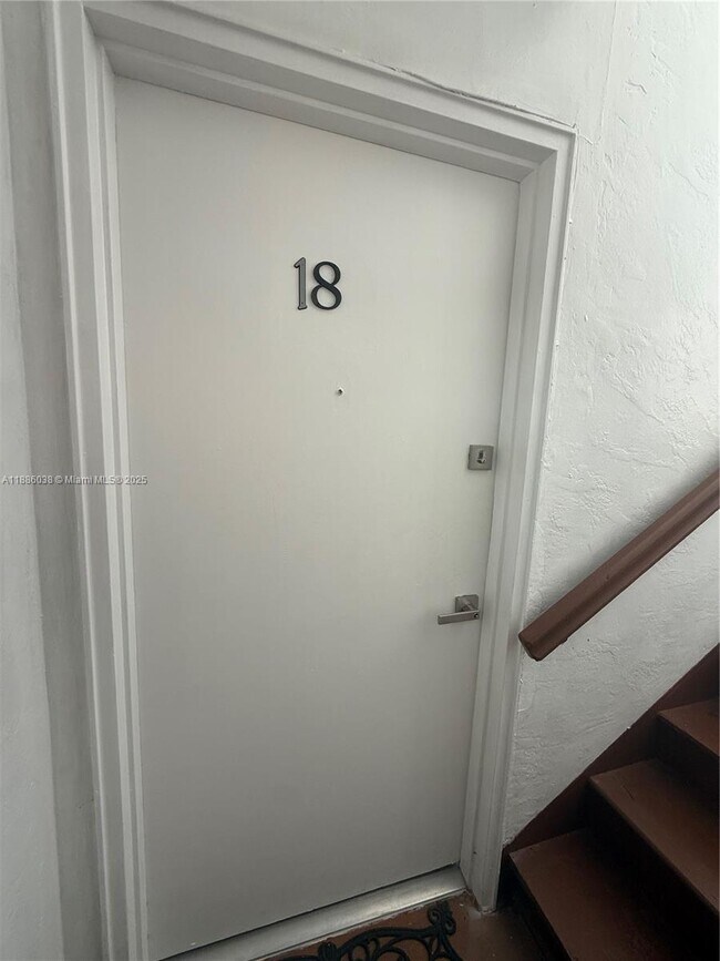Foto del edificio - 8340 Crespi Blvd
