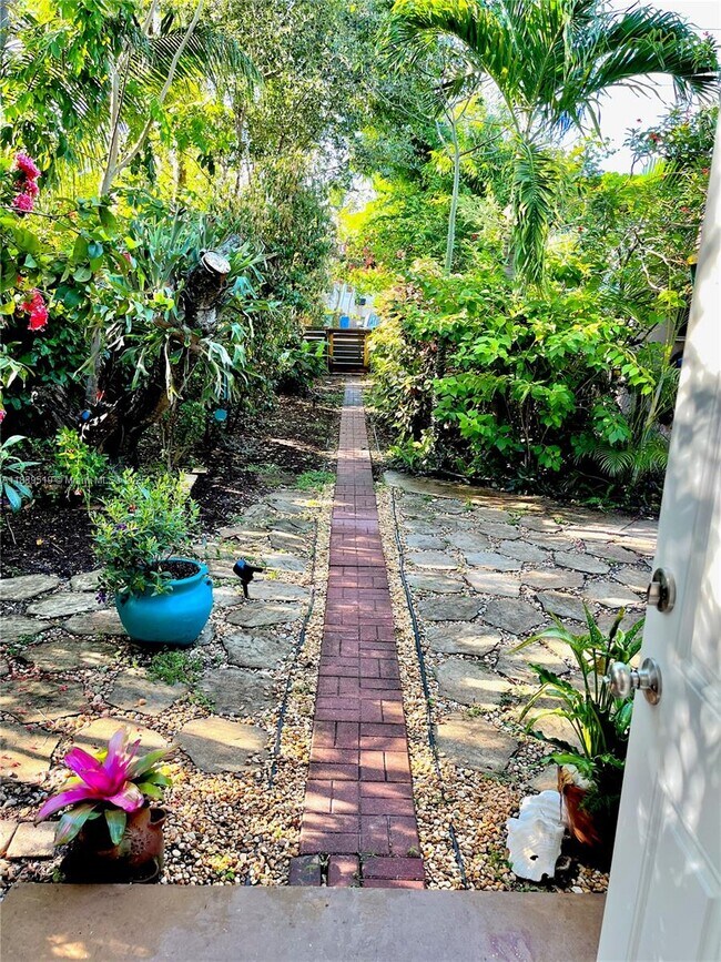 Foto del edificio - 1566 NE 33rd St