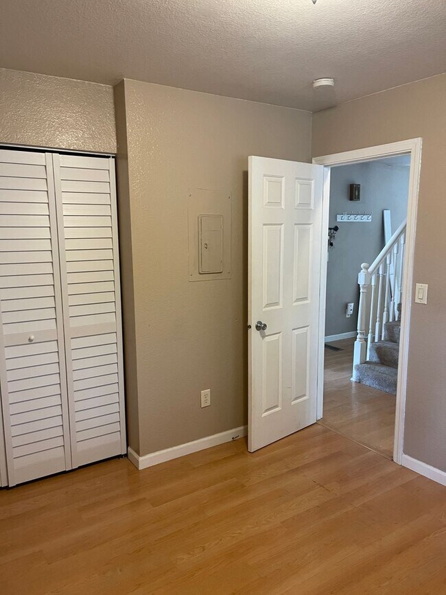 Building Photo - Jewel Lake 3 Bed/2 Bath with Fenced Yard