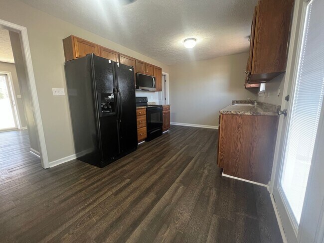 Foto del edificio - Four bedroom home in Plum Springs with fully finished basement