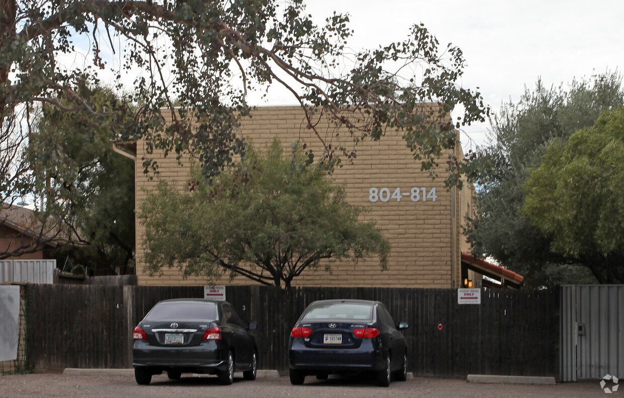 Primary Photo - 814 E 10th St