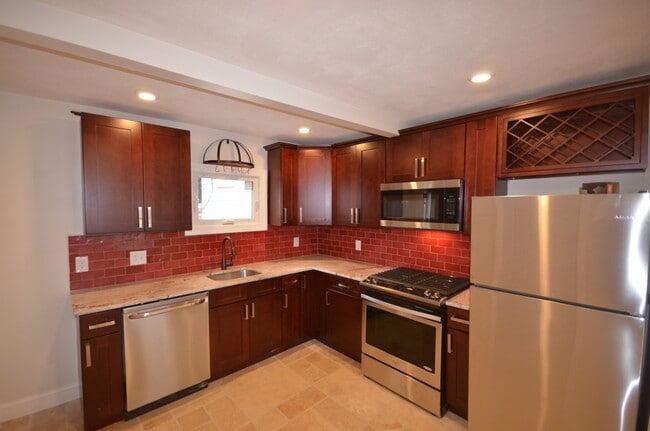 Building Photo - 128 Brooks St