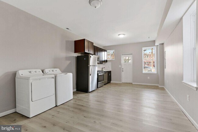 Building Photo - 44 N Morley St