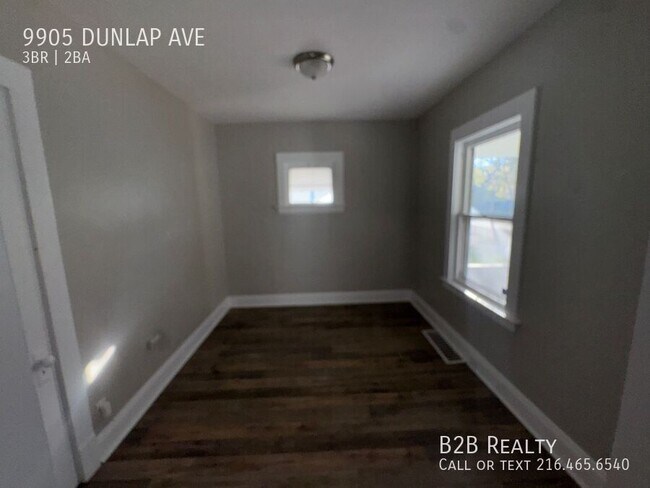 Foto del edificio - 9905 Dunlap Ave