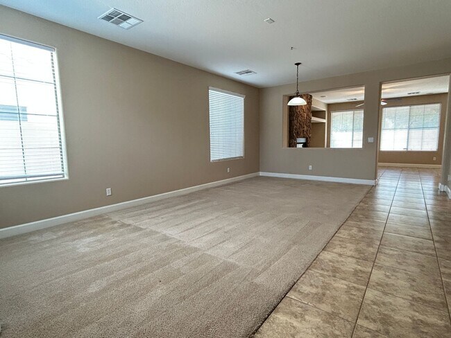 Building Photo - 300 W Wisteria Pl