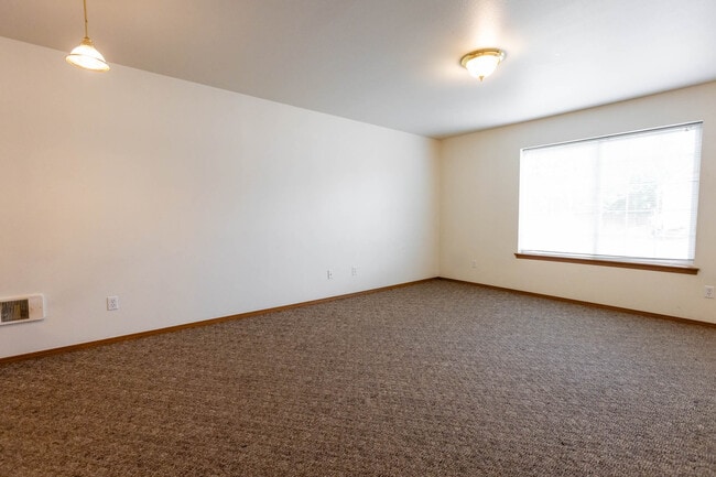Living room - 1608 N Brook Ct