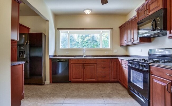 Building Photo - 6826 Hollenbeck St