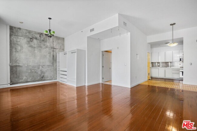 Building Photo - 257 S Spring St