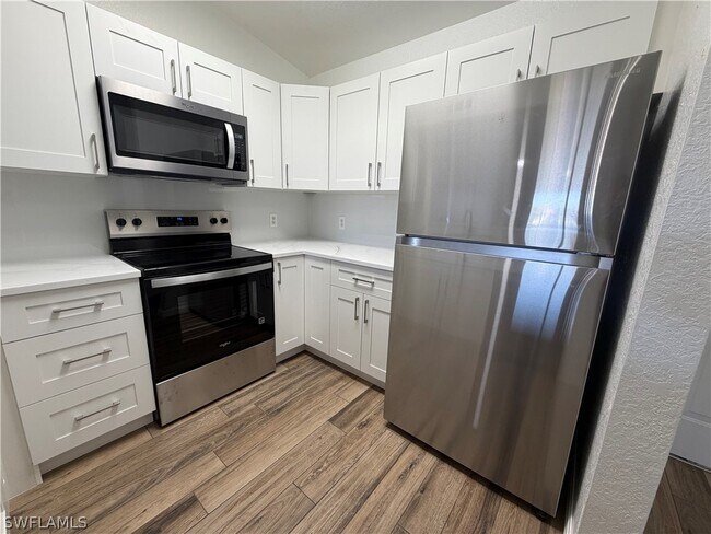 Foto del edificio - 8274 Key Royal Cir