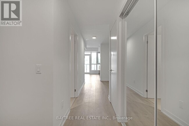 Photo du bâtiment - 150 Logan Ave