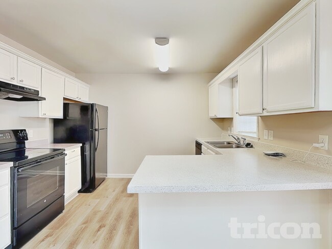 Foto del edificio - 7120 Idlewild Brook Ln