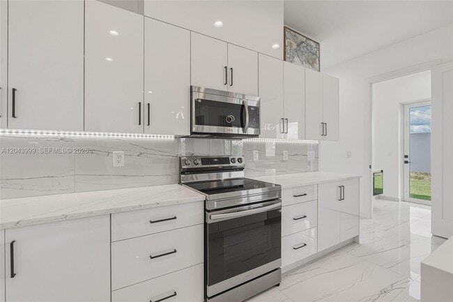 Foto del edificio - 9343 Key W St