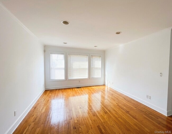 Building Photo - 66 Sagamore Hill Dr