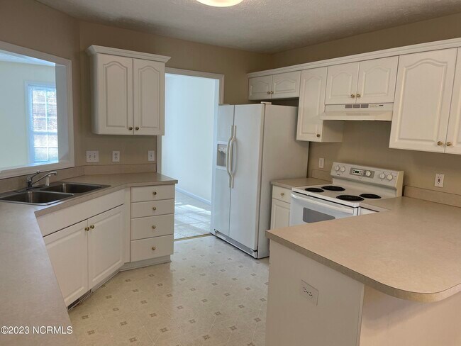 Building Photo - 3 Hialeah Pl