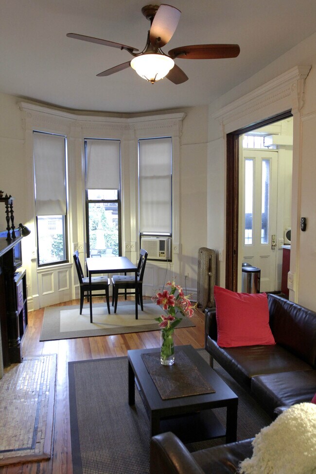 Foto del edificio - 732A Jefferson Ave