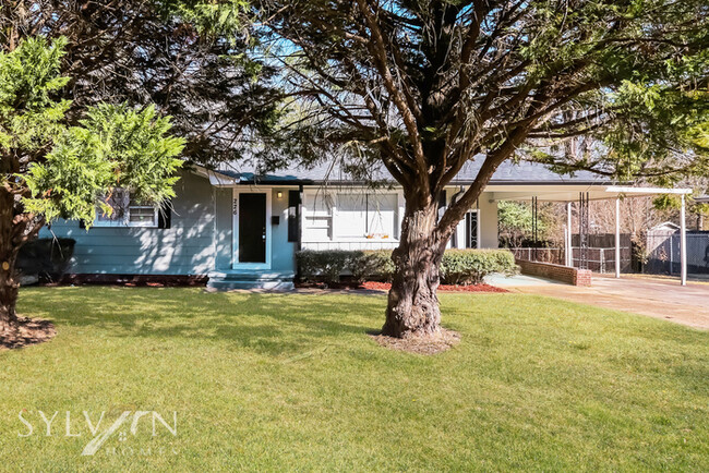 Building Photo - The living is easy in this 3 bedroom, 1 ba...