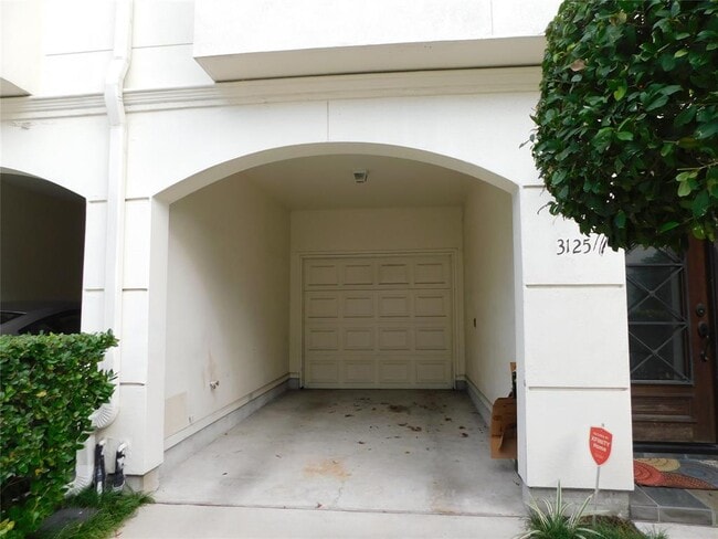 Building Photo - 3125 Fairdale Oaks E