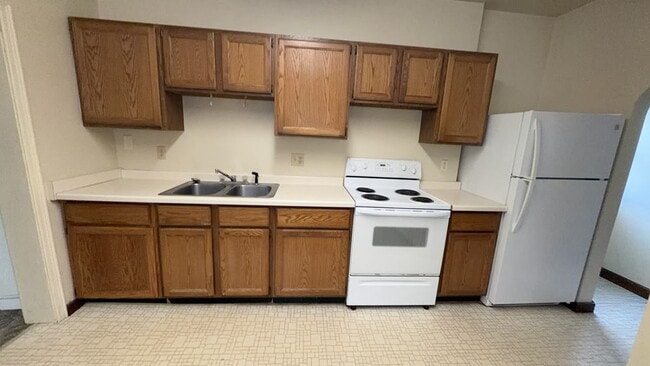 Building Photo - Exciting 3 Bed 1 Bath near UWEC! Available 1st June!