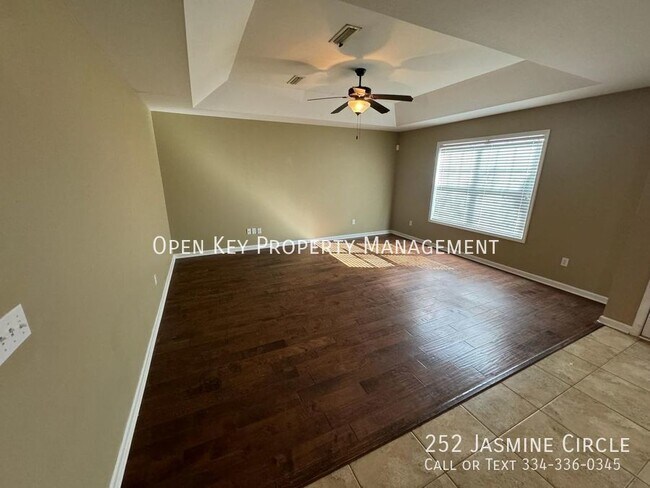 Building Photo - Beautiful 3/2 in Enterprise with Fenced Ba...