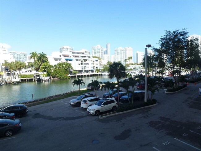 Foto del edificio - 400 Kings Point Dr