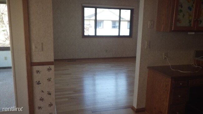 Building Photo - 3 br, 2 bath Townhome - 5612 Donegal Drive