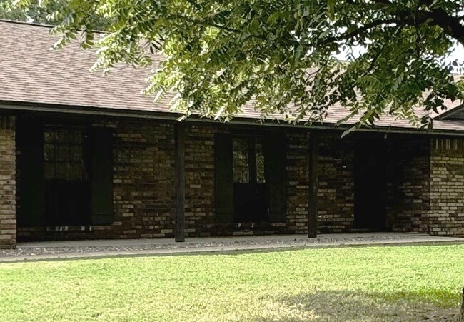 Building Photo - 4BR, 3BA over 2083 sq' & 2 car garage