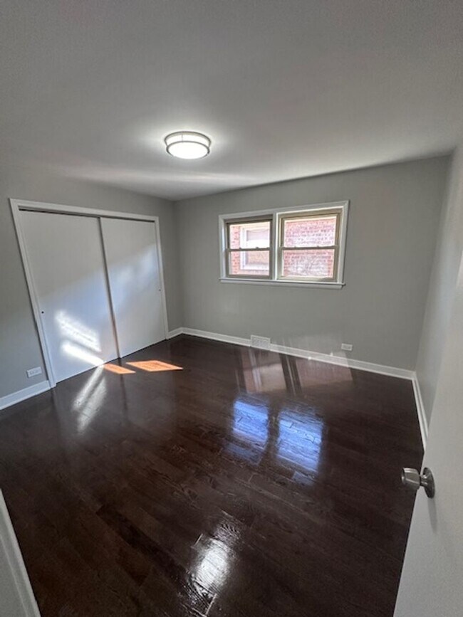Building Photo - Large single family house in great condition