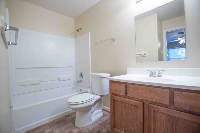 Foto del edificio - 7824 Comal St