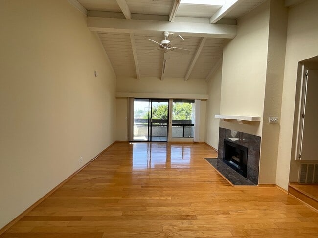Building Photo - Sea Spray: Upper 2 Bedroom 2 Bath Condo,