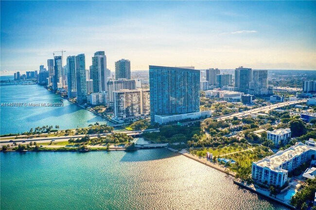 Foto del edificio - 601 NE 36th St