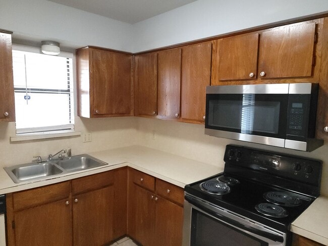 Foto del edificio - 1104-1106 Suburban Drive