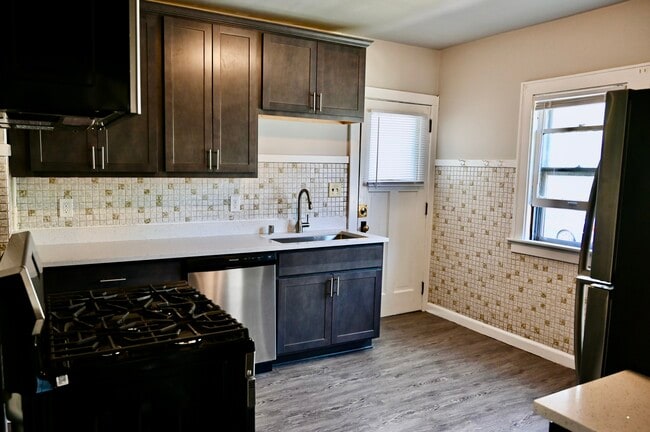 Building Photo - 2477-2479 N Dousman St