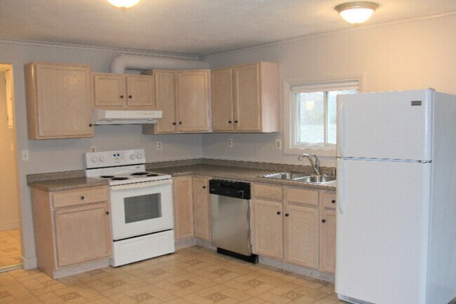 Large eat in kitchen - 76 Depot St