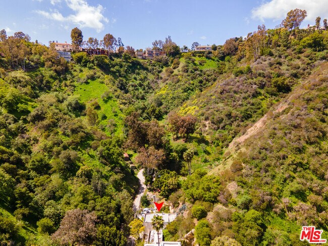 Foto del edificio - 1001 N Beverly Glen Blvd