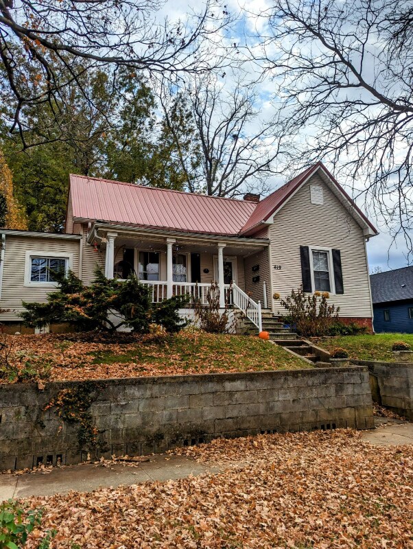 Primary Photo - 419 W Maple St
