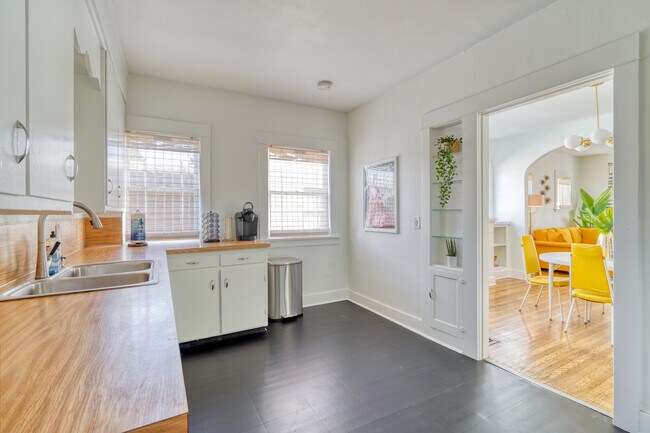 Foto del edificio - 2215 SE Powell Blvd