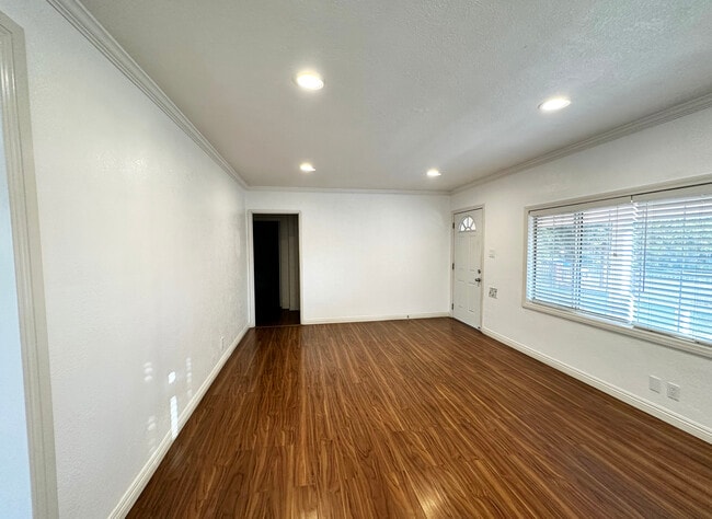 Sala de estar de la unidad 1 - 437 E 8th St