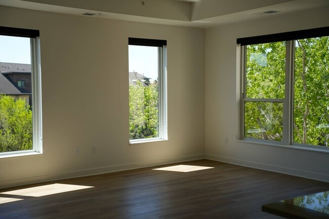 Building Photo - Norra