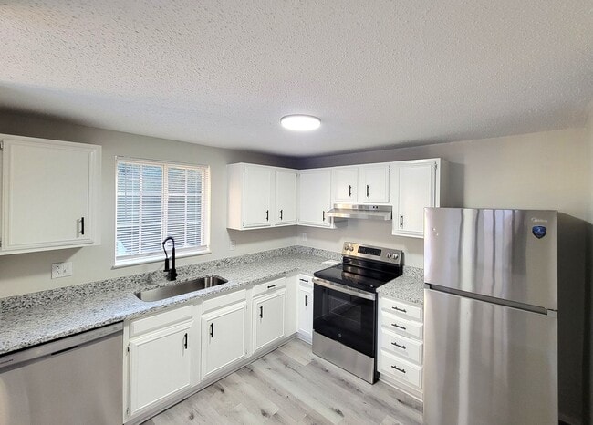 Foto del edificio - 4 Bedrooms in East Charlotte, Split Level ...
