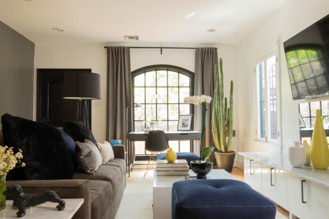 Foto del edificio - 7715 Waring Ave