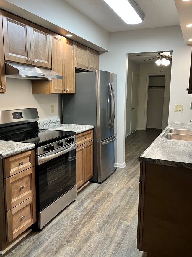 Real wood cabinets - 914 Weston Ct