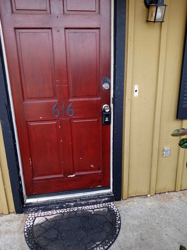 Building Photo - 616 Briarwood Ln