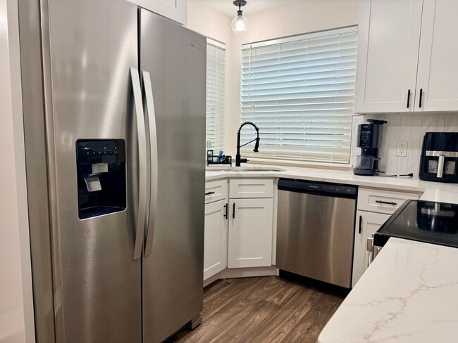 Building Photo - Gorgeous Single Family 4 bedroom furnished rental in Green Run