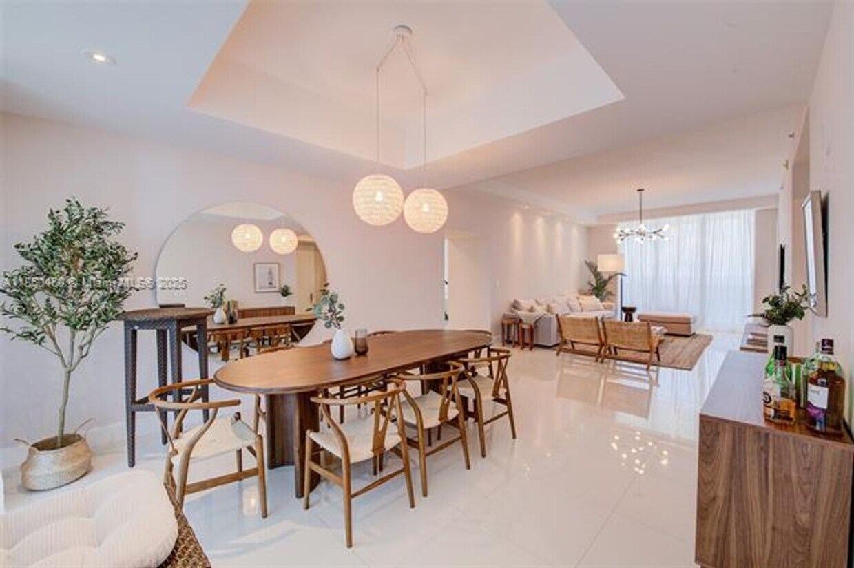 Foto principal - 15901 Collins Ave