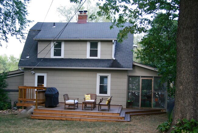 South facing screened in porch and large deck in a fenced in yard. - 5542 Reeds Rd
