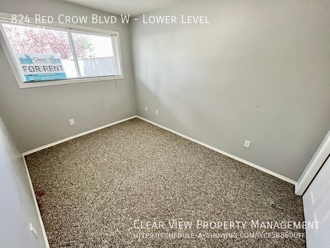 Building Photo - ?? 3 Bedroom Lower Suite with Fireplace & ...