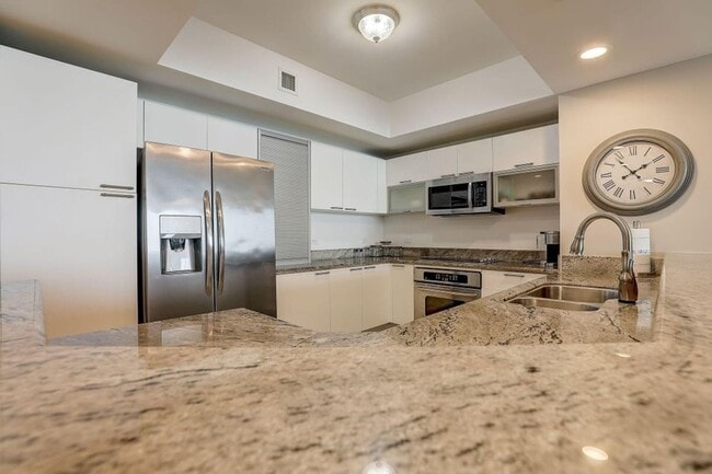 Photo - 2650 Lake Shore Dr House