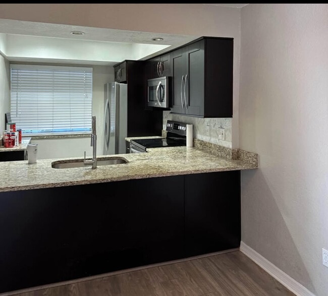 Kitchen - 216 S Malcolm Ct